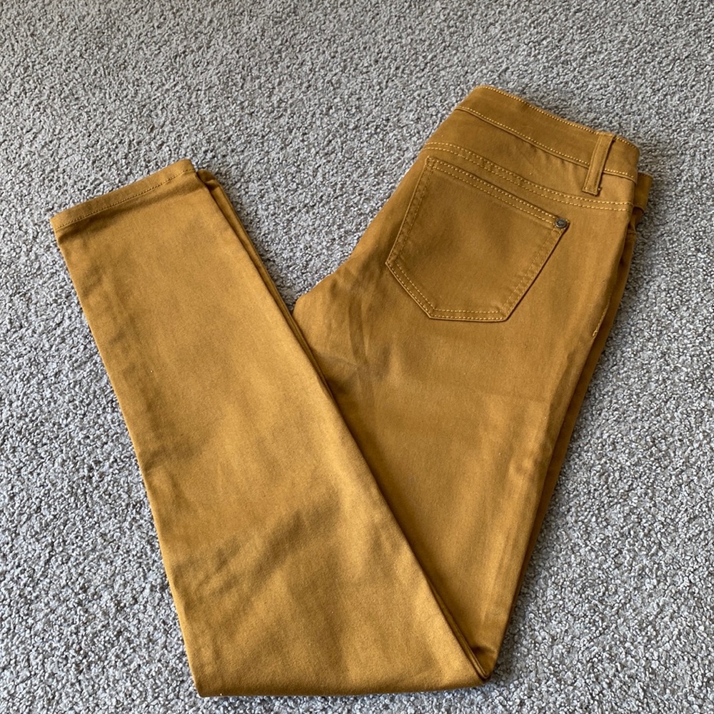 Celebrity Pink women’s gold mustard stretchy jeans.